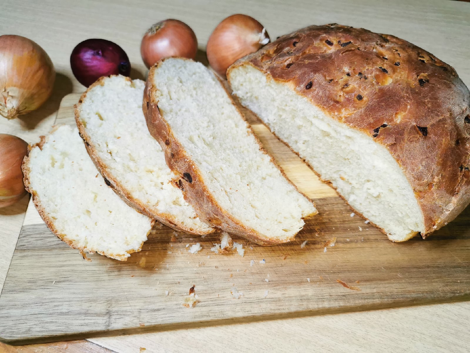Хлеб с луком на сковороде рецепт. Луковый хлеб в духовке. Хлеб луковыми кольцами. Репчатый лук с хлебом. Уйгурский хлеб с луком.