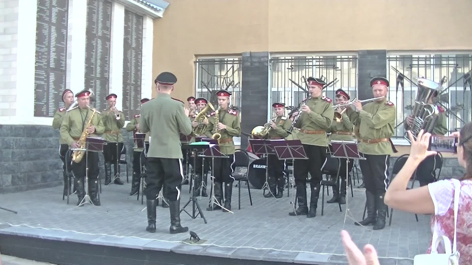 Марш славянки кубанский. Военный оркестр прощание славянки. Марш славянки оркестр. Марш славянки фото. Прощание славянки марш китайских военных девушек.