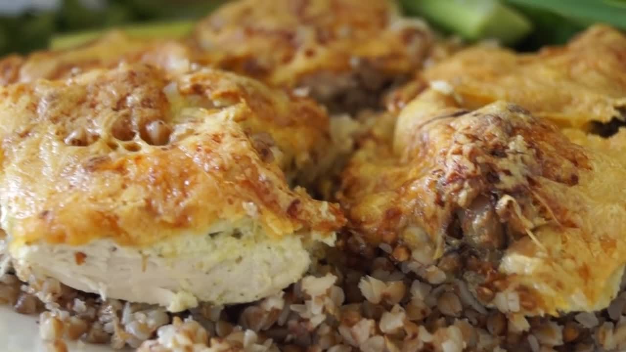 Гречка в духовке в соусе. Гречка с курицей в духовке. Гречка с куриным филе в духовке. Курица запеченная с гречкой. Куриные бедра с гречкой.