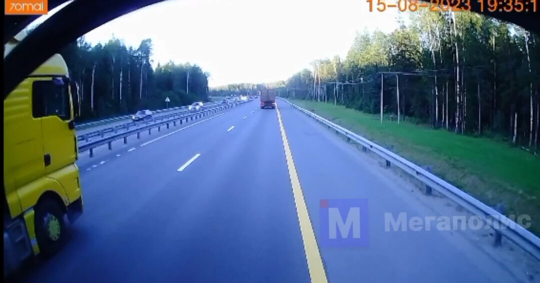 двигаясь по левой полосе водитель намерен перестроиться на правую