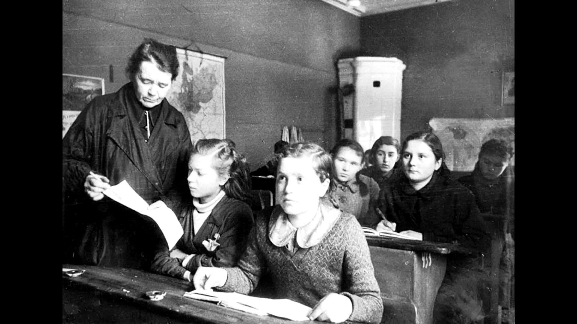 учеба детей в блокадном ленинграде. женские школы в ссср. школы ленинграда. советская математическая школа. блокада ленинграда дети в школе.
