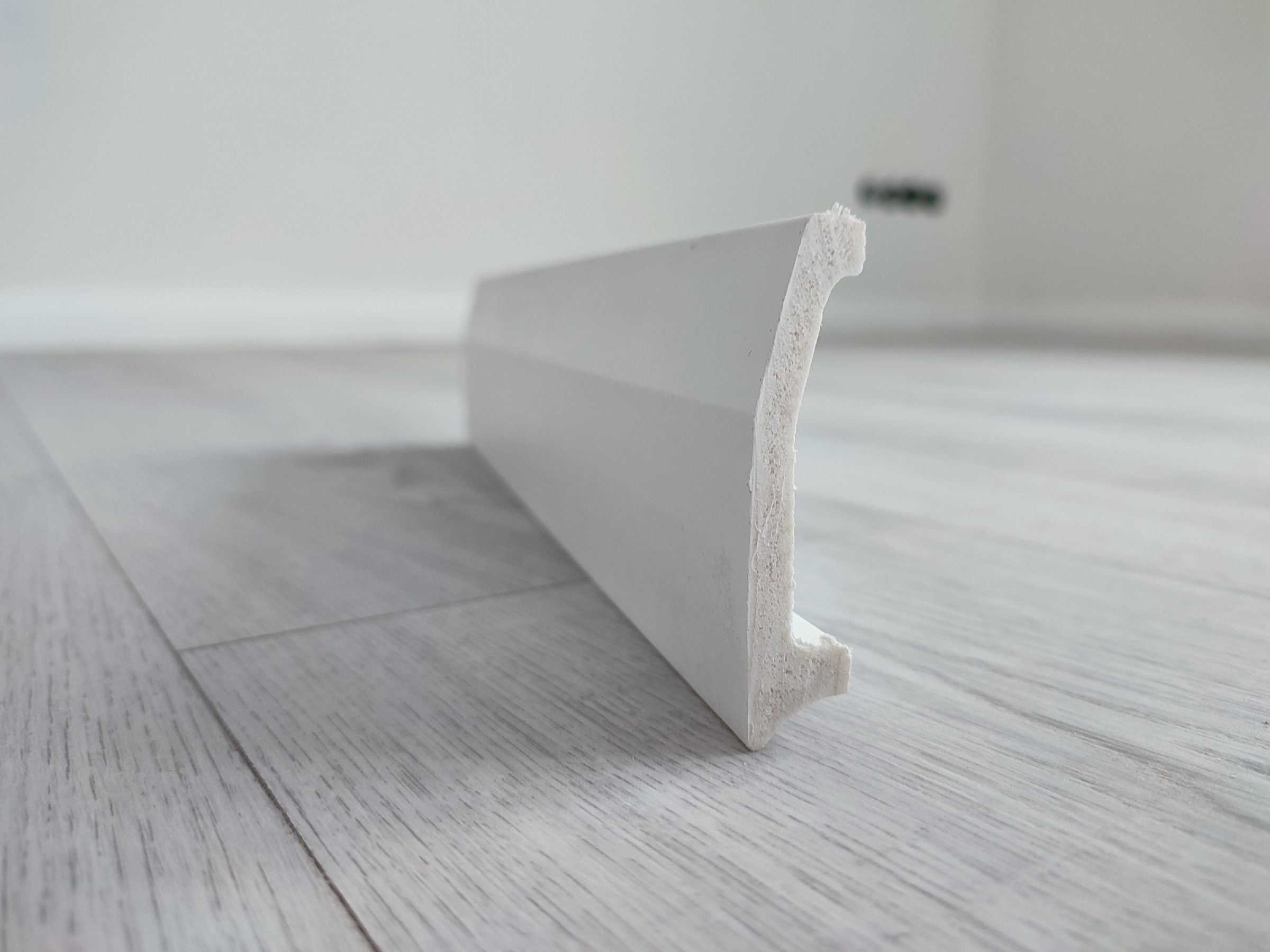 плинтус cosca decor ap79. напольный плинтус мдф №2 artiva. декоративные балки уникс. плинтус px020 85х15 экополимер. плинтус мдф напольный cosca décor белый 125х16х2400 мм под покраску.