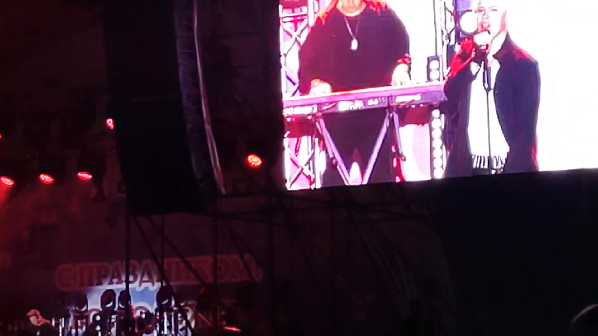 Shaman певец на красной площади. Шаман выступление. Выступление шамана 22 августа 2024. Певец. Шаман выступает на площади -фото.