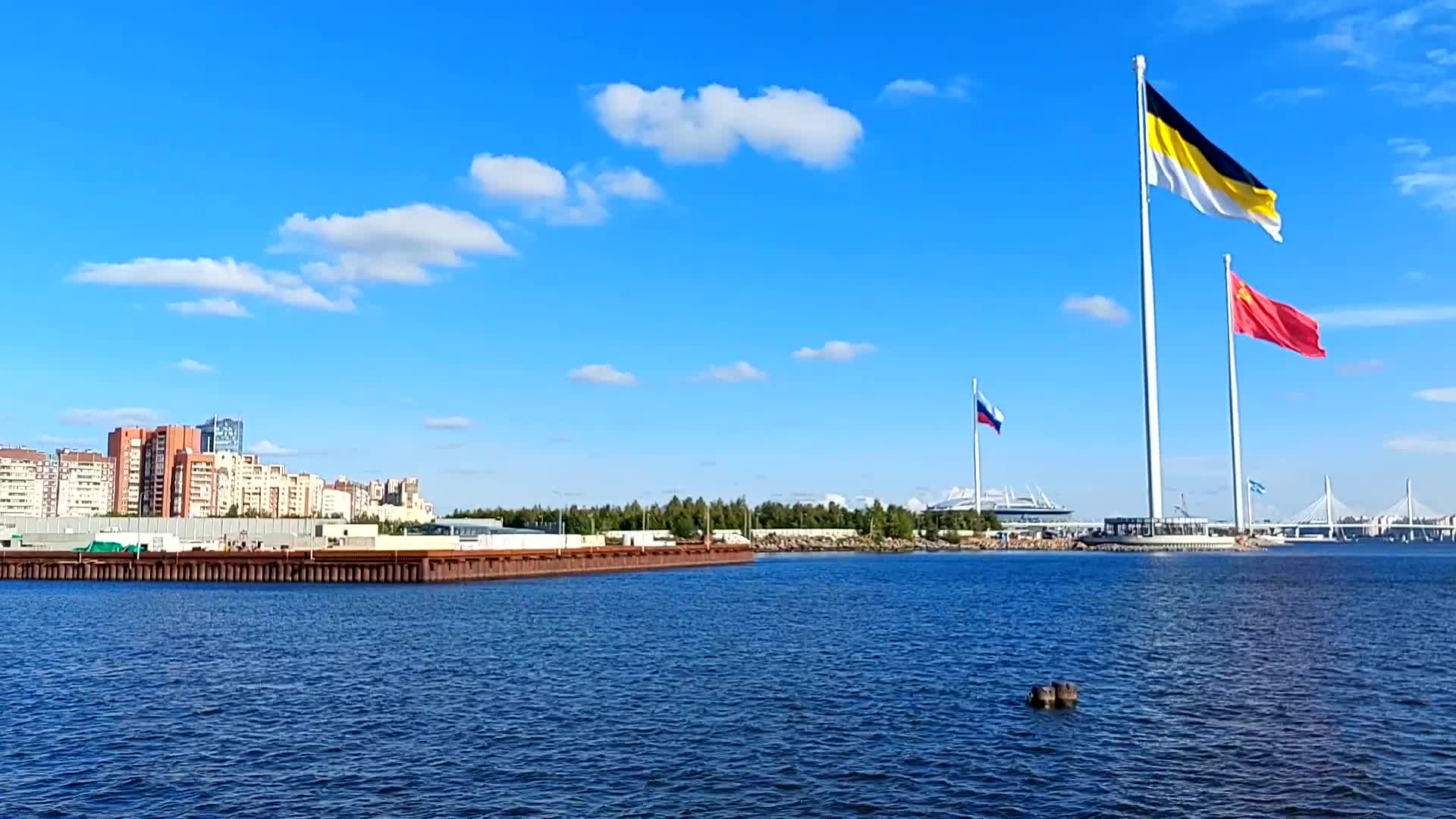 Подняты флаги в петербурге. 3 флага в питере. флаги в питере три флага. флаг высокий. самые большие флаги в питере.