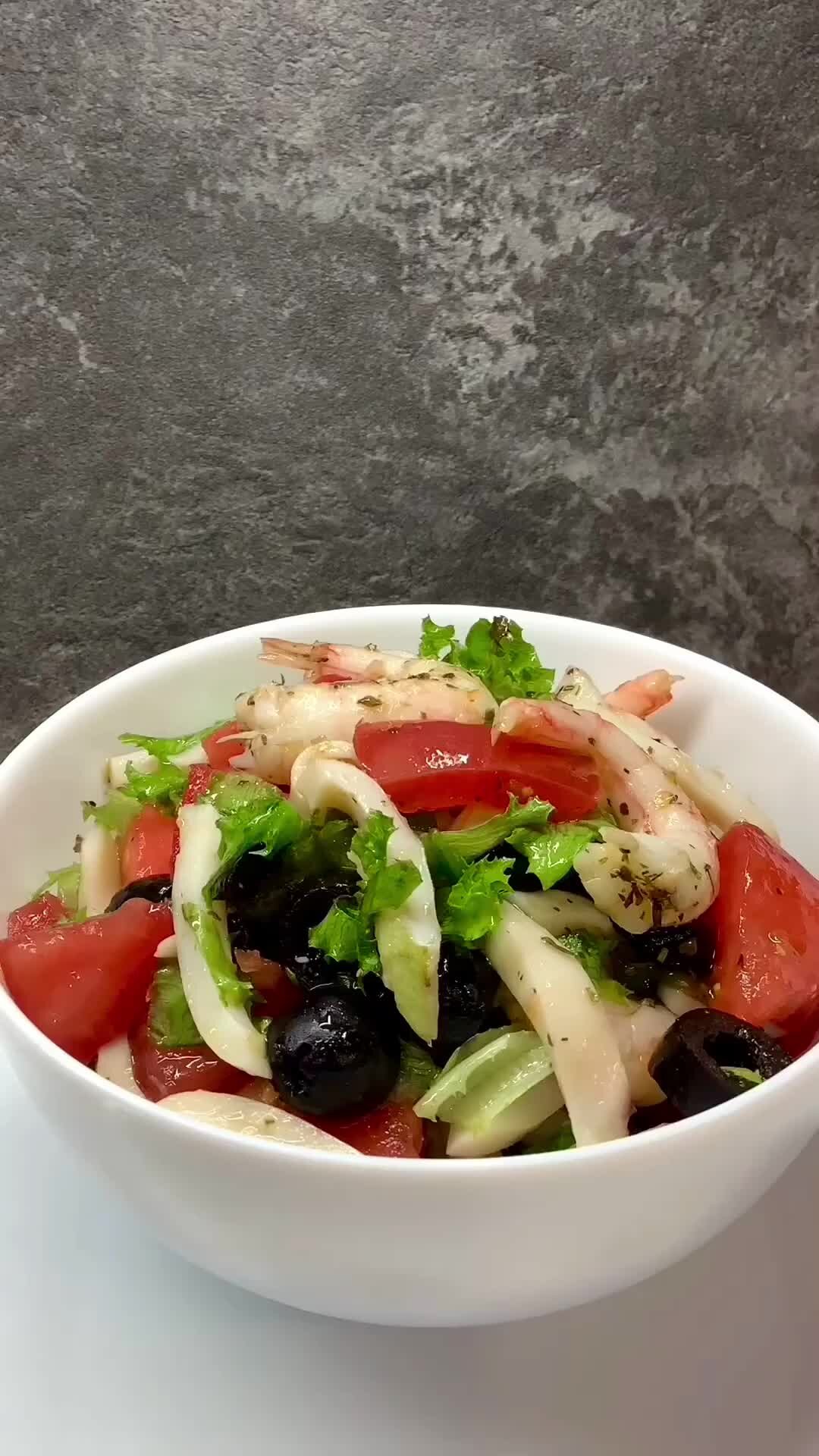 Салат с морепродуктами и помидорами