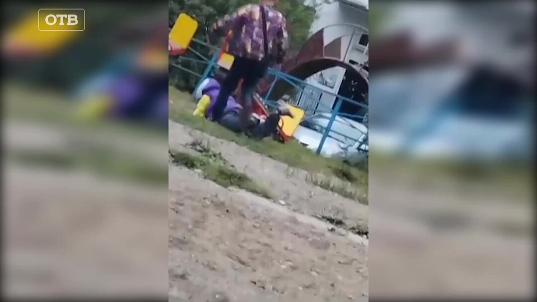 Избили детей на детской площадке. В павлино избили мать девочки на детской площадке. Мужчина ударил ребенка на детской площадке. Мальчик на детской площадке. Подростки на детской площадке.