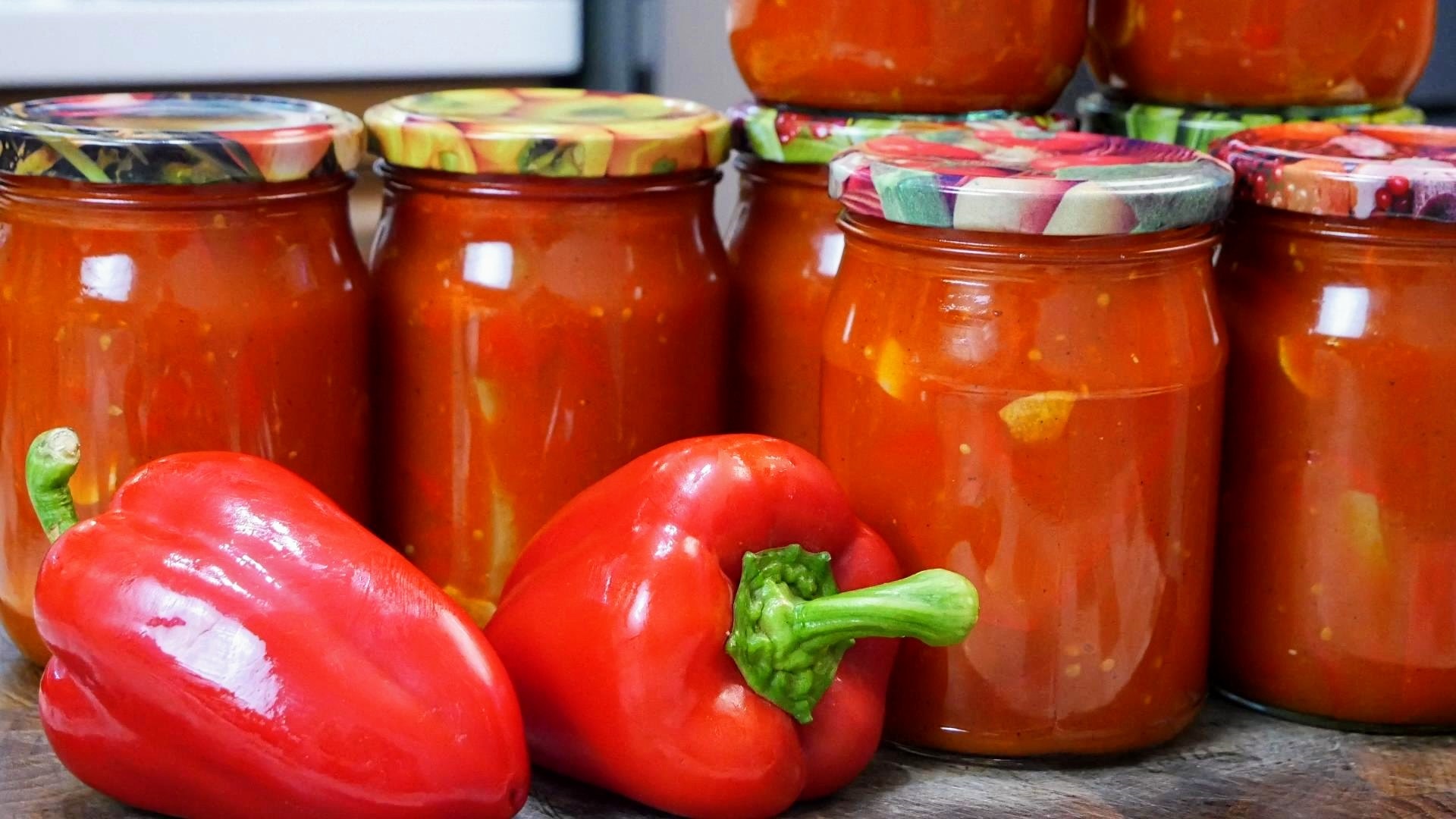 Лечо пальчики оближешь. Лечо из помидор. Перец в банках лечо. Вкусное болгарское лечо на зиму. Лечо по болгарски.