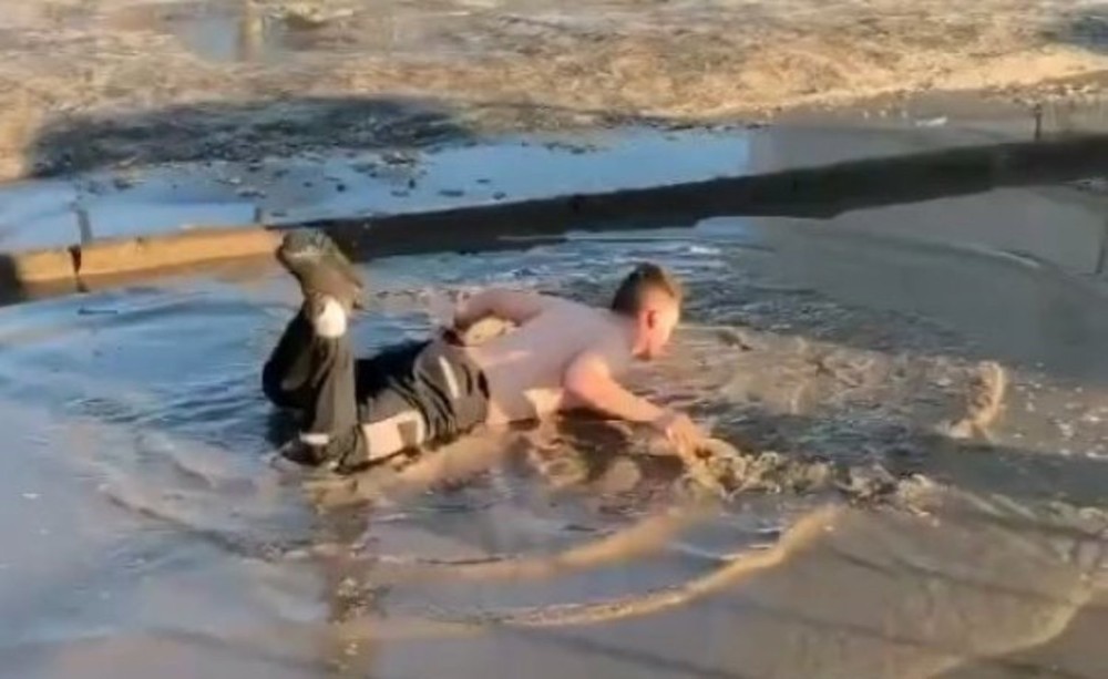 купается в луже. ребенок в луже. купается в луже. купается в луже. девочка в луже.