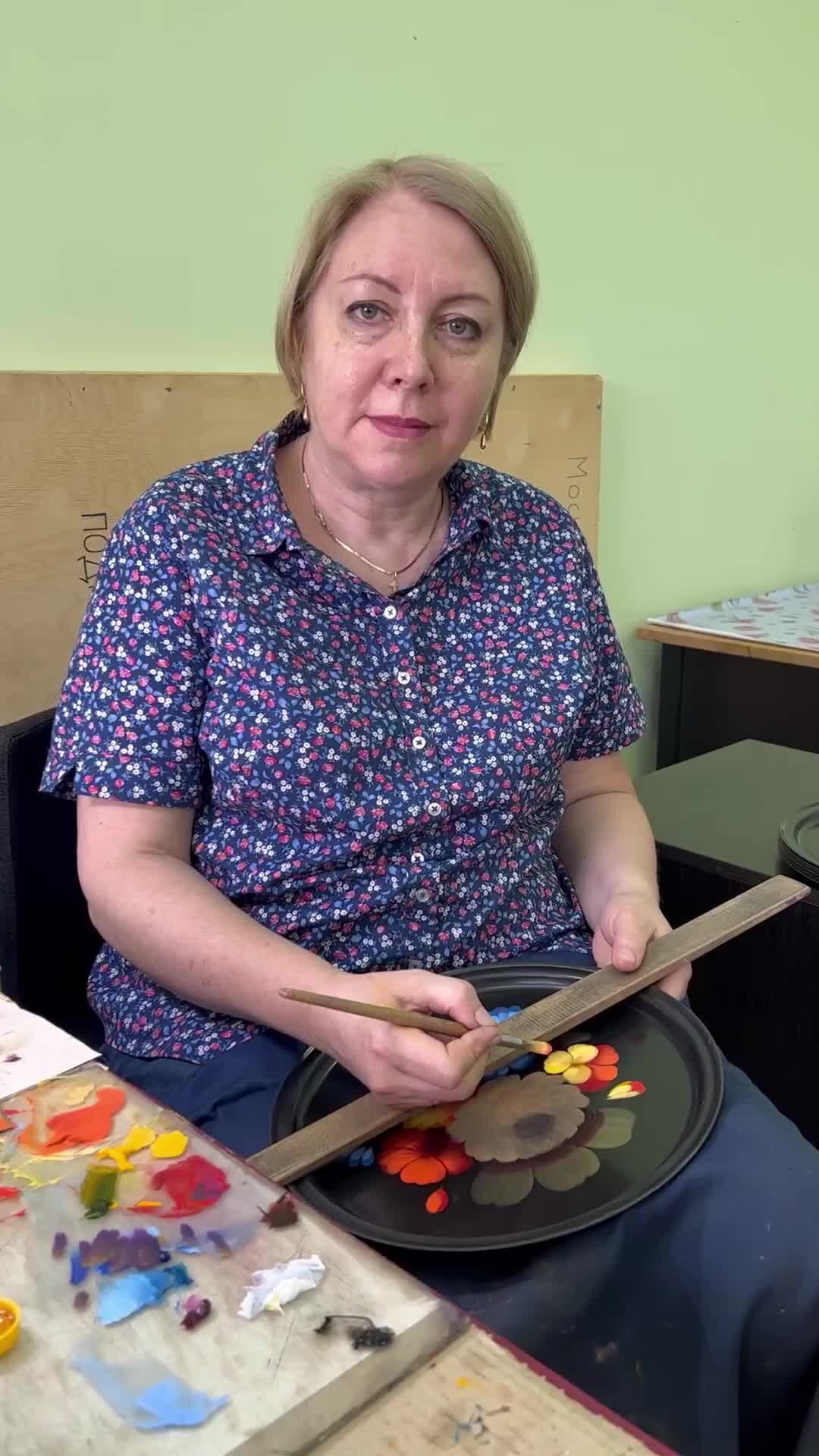 Жостово Арт Студия | Живопись | Мастер-классы | За работой в Жостово ...