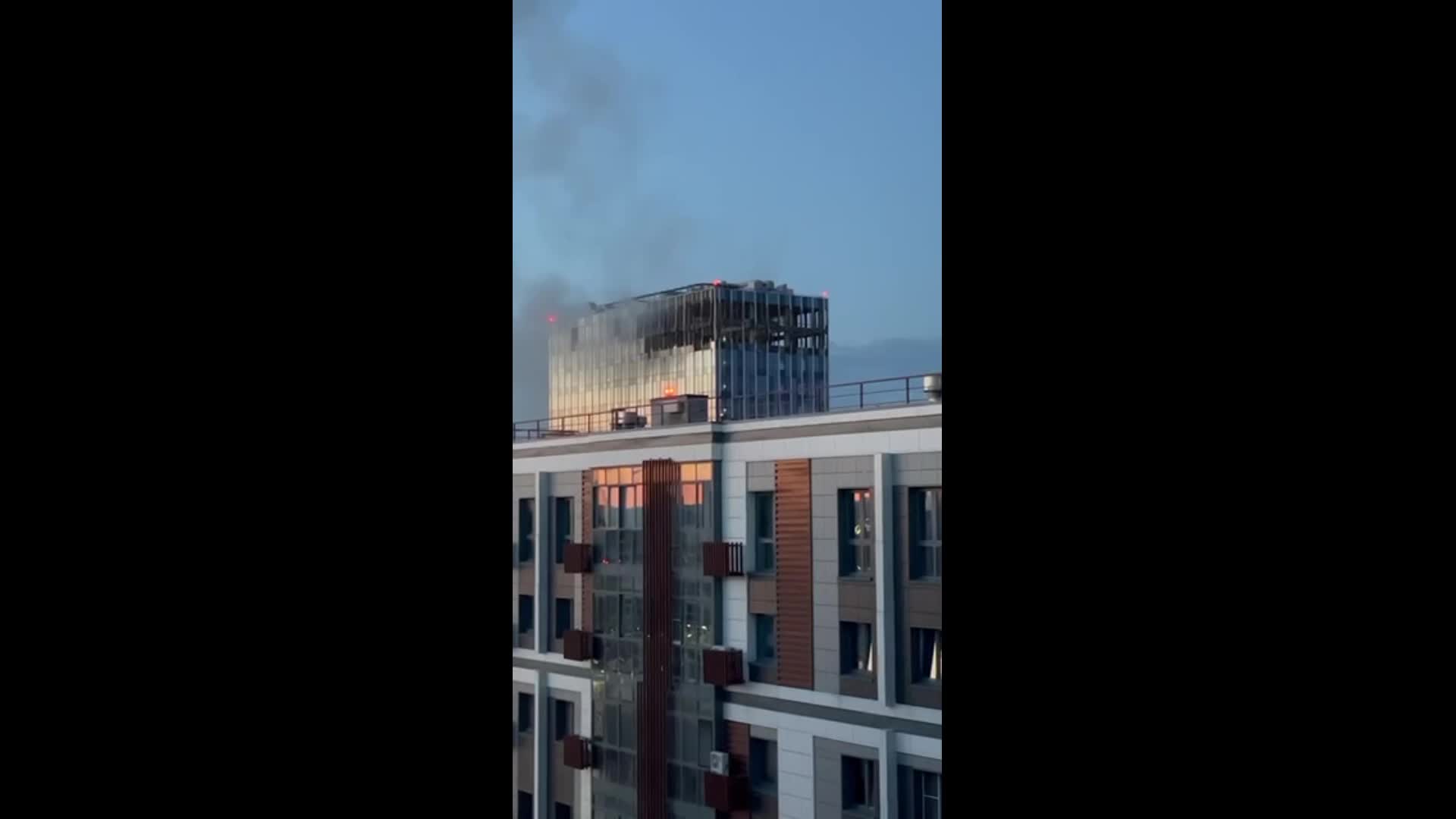 дом на пискаревском проспекте беспилотник. дом на ленинском проспекте беспилотник. беспилотник влетел в квартиру. квартирные дома в москве. беспилотник врезался в москве.