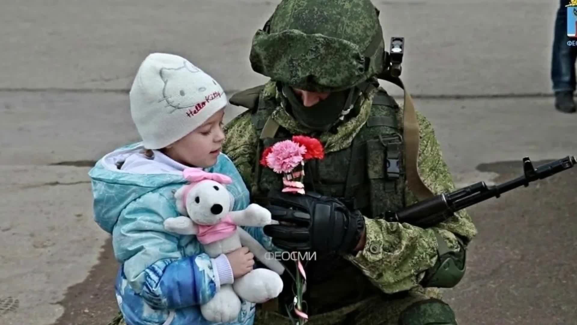 Вежливый солдат. Российский солдат с ребенком. Спецназовец с ребенком. Вежливые люди в Крыму.