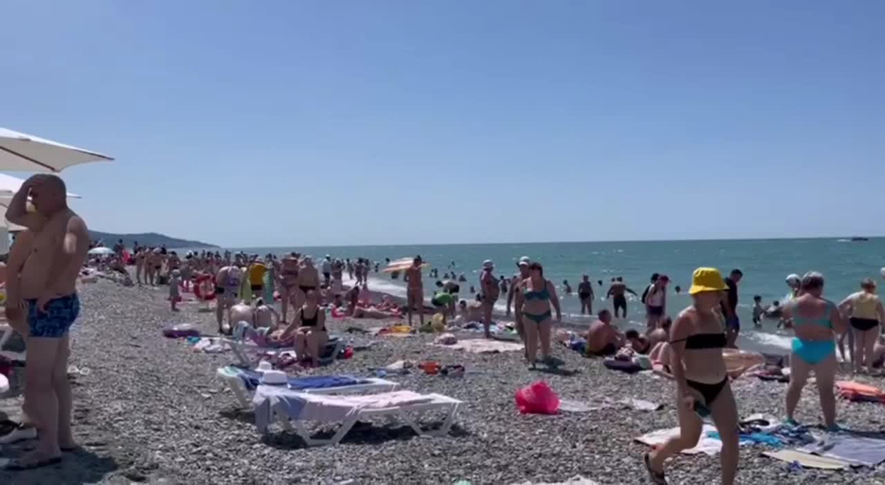 Сколько градусов вода в море сочи сегодня. Пляж в Сочи сейчас. Пляж Сочи 2023. Сочи море градусы. Градусы моря в Ольгинка.