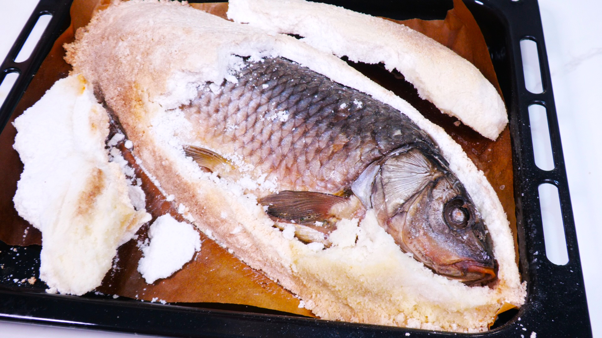 сазан ковурилган. дорадо в соляном коконе фламбе. сазан запеченный в духовке. сибас морской окунь. сазан в соли.