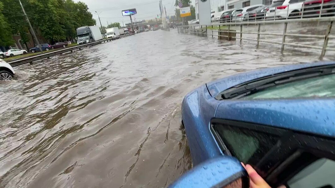 Девушка утонула в машине