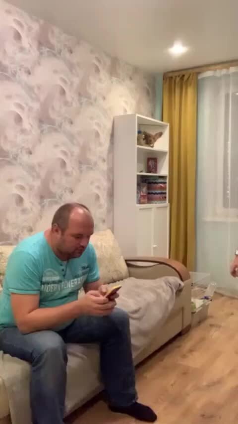 Папа вырубивший своего сына