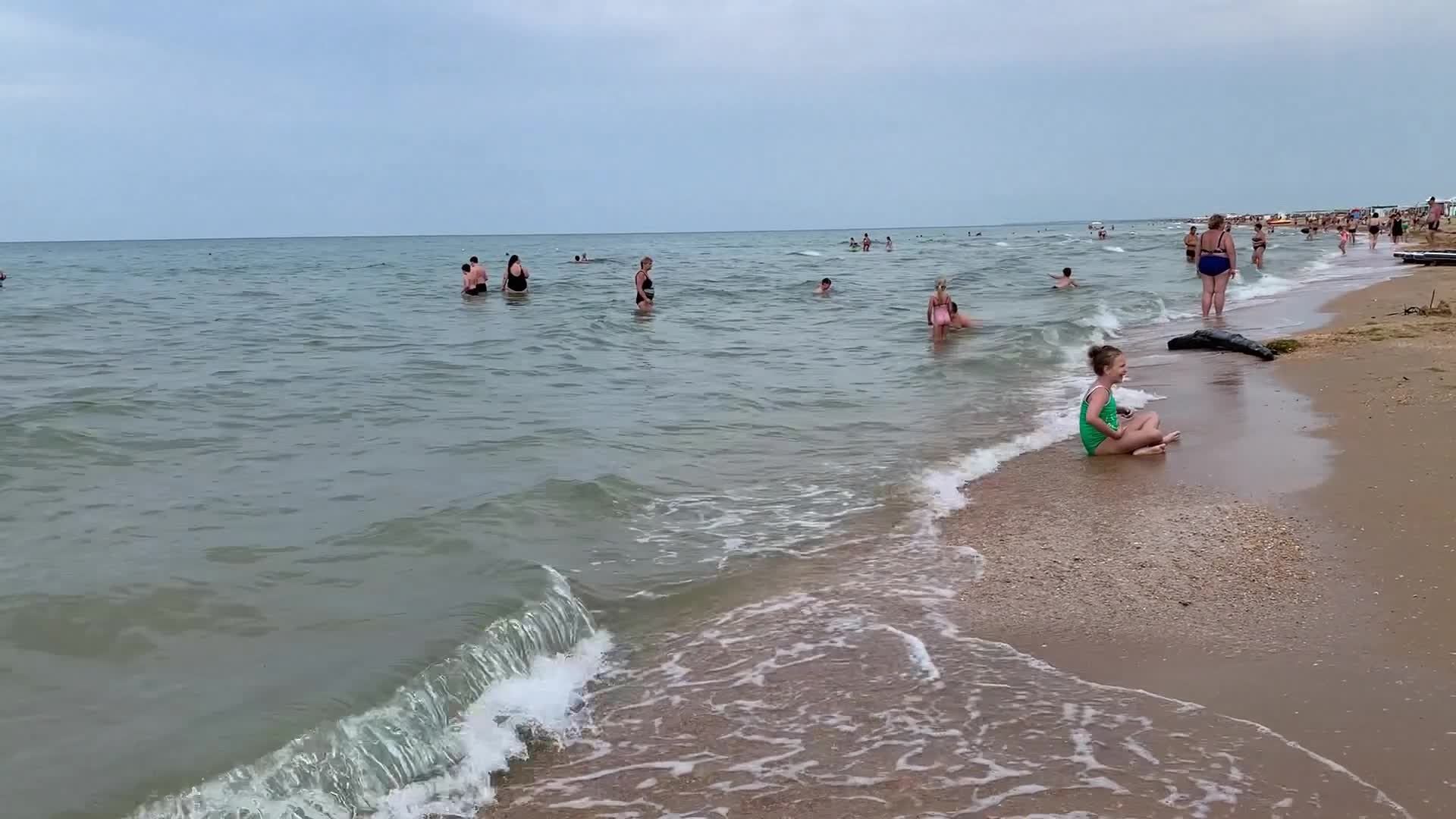 люди на пляже в витязево
