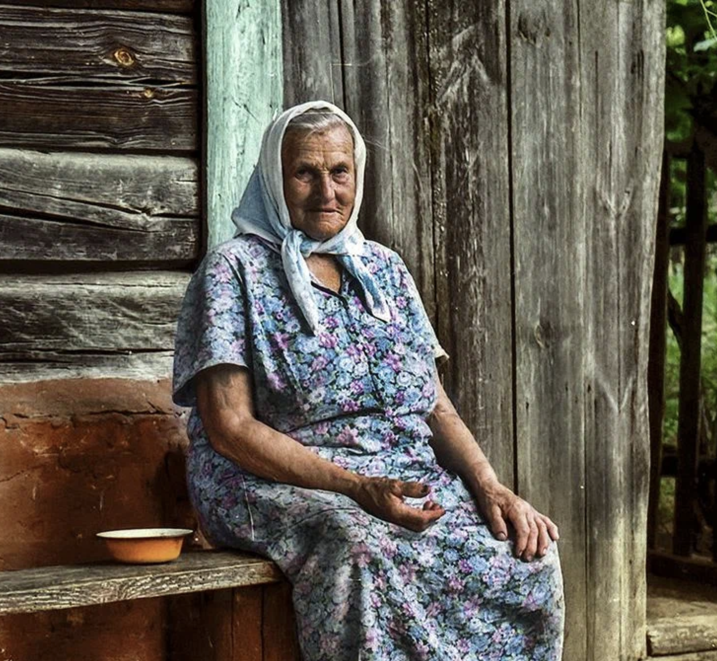 Бабушки советского времени. Бабушка в деревне. Бабушка с советским. Пожилые бабушки в деревне. Пожилые женщины в деревне.