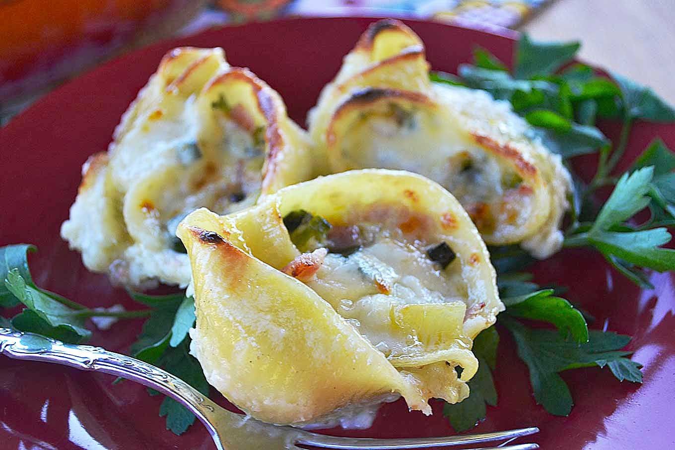 макароны ракушки большие. фаршированные макароны в соусе. фаршированные макароны ракушки. фаршированные макароны ракушки. конкильони под соусом бешамель.