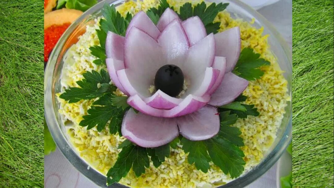 Украсит салаты фото. Украшение салатов. Украсить салат. Красивое украшение салатов. Украшения салатов для праздничного.