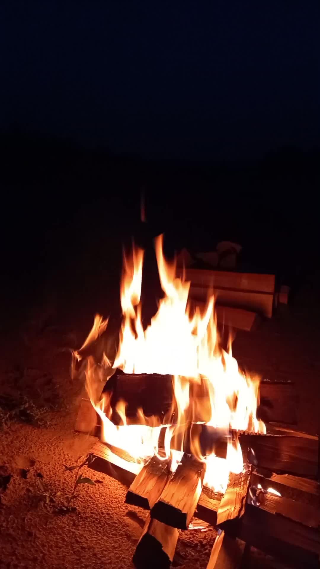 когда горит ночной костер песня. костер в доме. жгем костер. костер зажжен. прыганье в огонь.