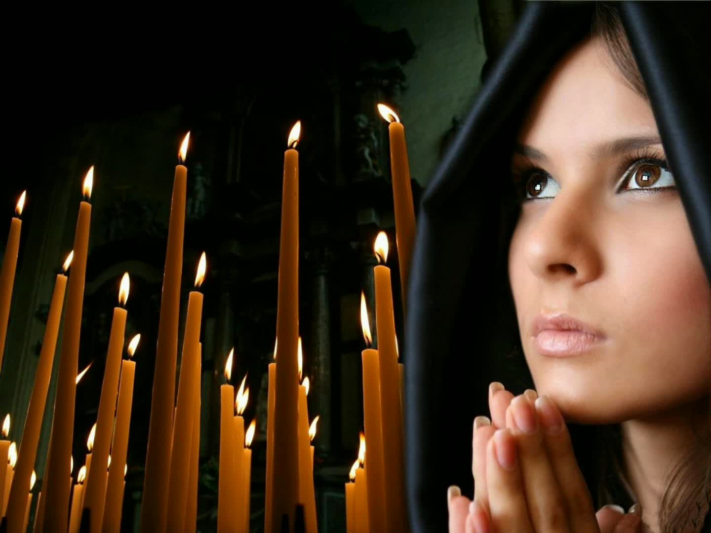 Видео песня господу. Девушка молится. Красивая женщина молится. Девушка молится картинка.