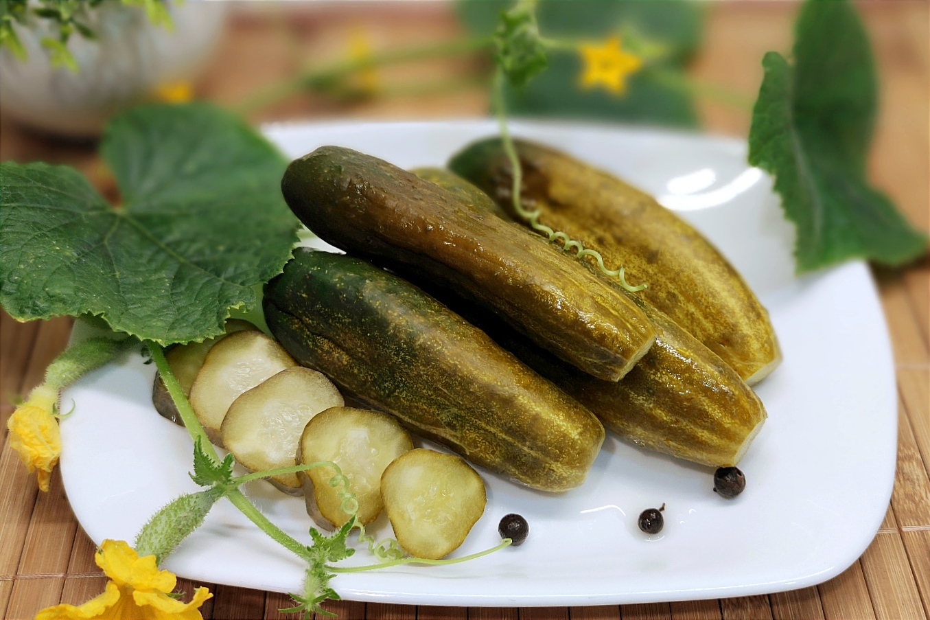 Рецепт огурцов бочковых хрустящих в банках. Бочковые огурцы. Вкусный рецепт бочковых огурцов. Огурцы на приусадебном участке.