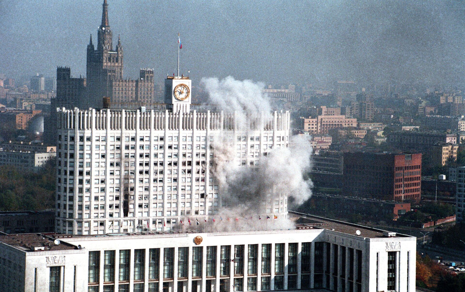 Событие 4 москва. Горящий белый дом 1993. Бейтар октябрь 1993. Конституционный кризис 1993 года. Белый дом Москва 1993 и 2020.