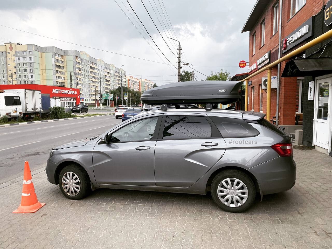 Установка багажника и автобокса 430л на Lada Vesta SW в Туле – вид сбоку