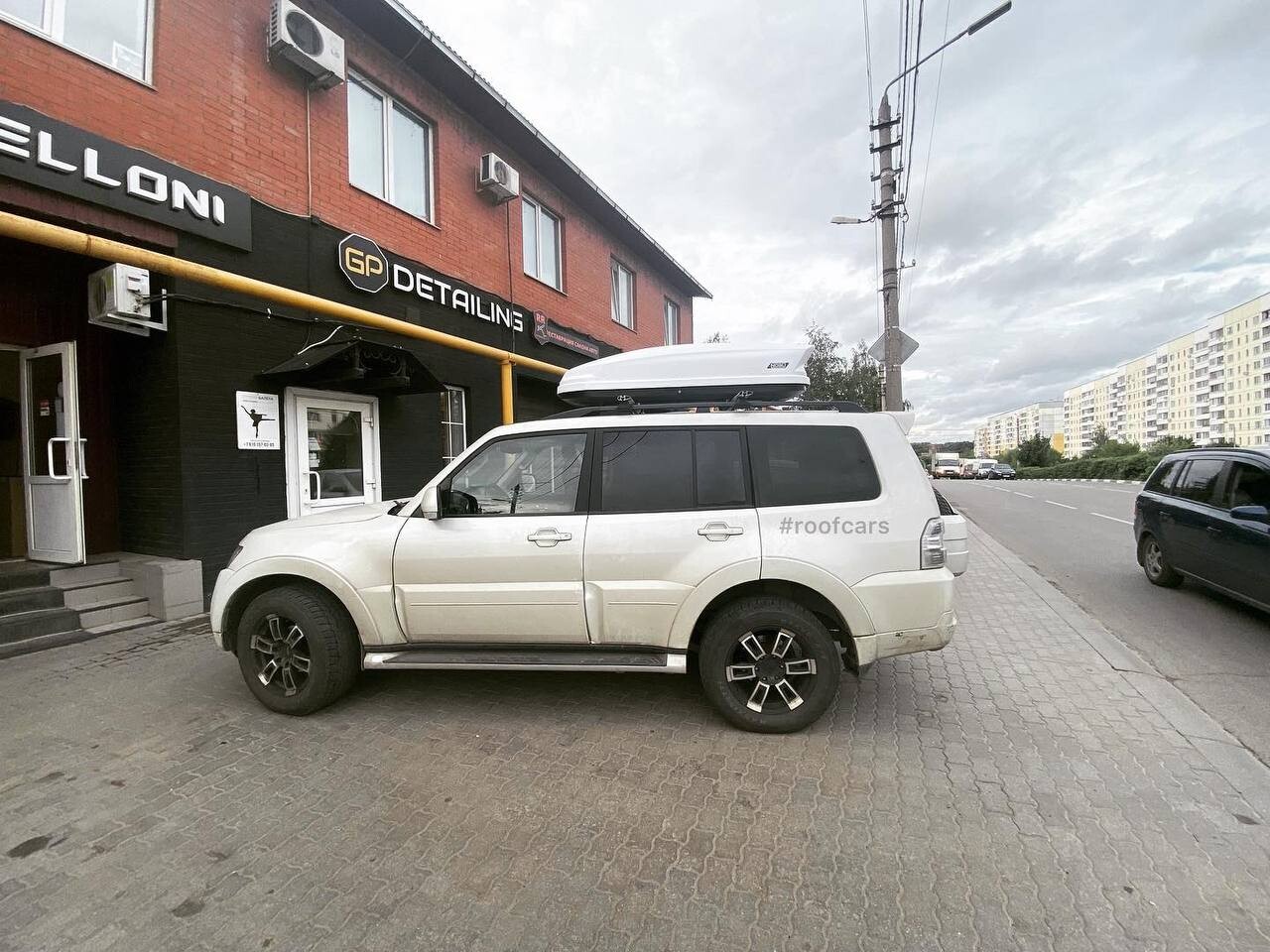 Установка автобокса 430л на Mitsubishi Pajero IV в Туле – вид сбоку