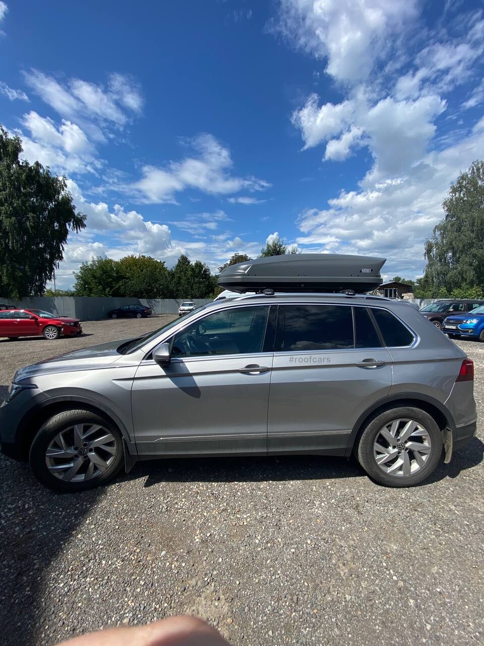 Установка багажника и автобокса 430л на VW Tiguan 2 в Туле – вид сбоку