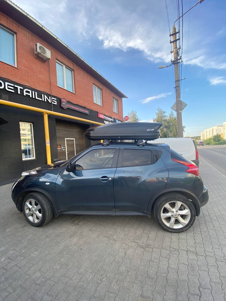 Установка багажника и автобокса 430л на Nissan Juke в Туле – вид сбоку