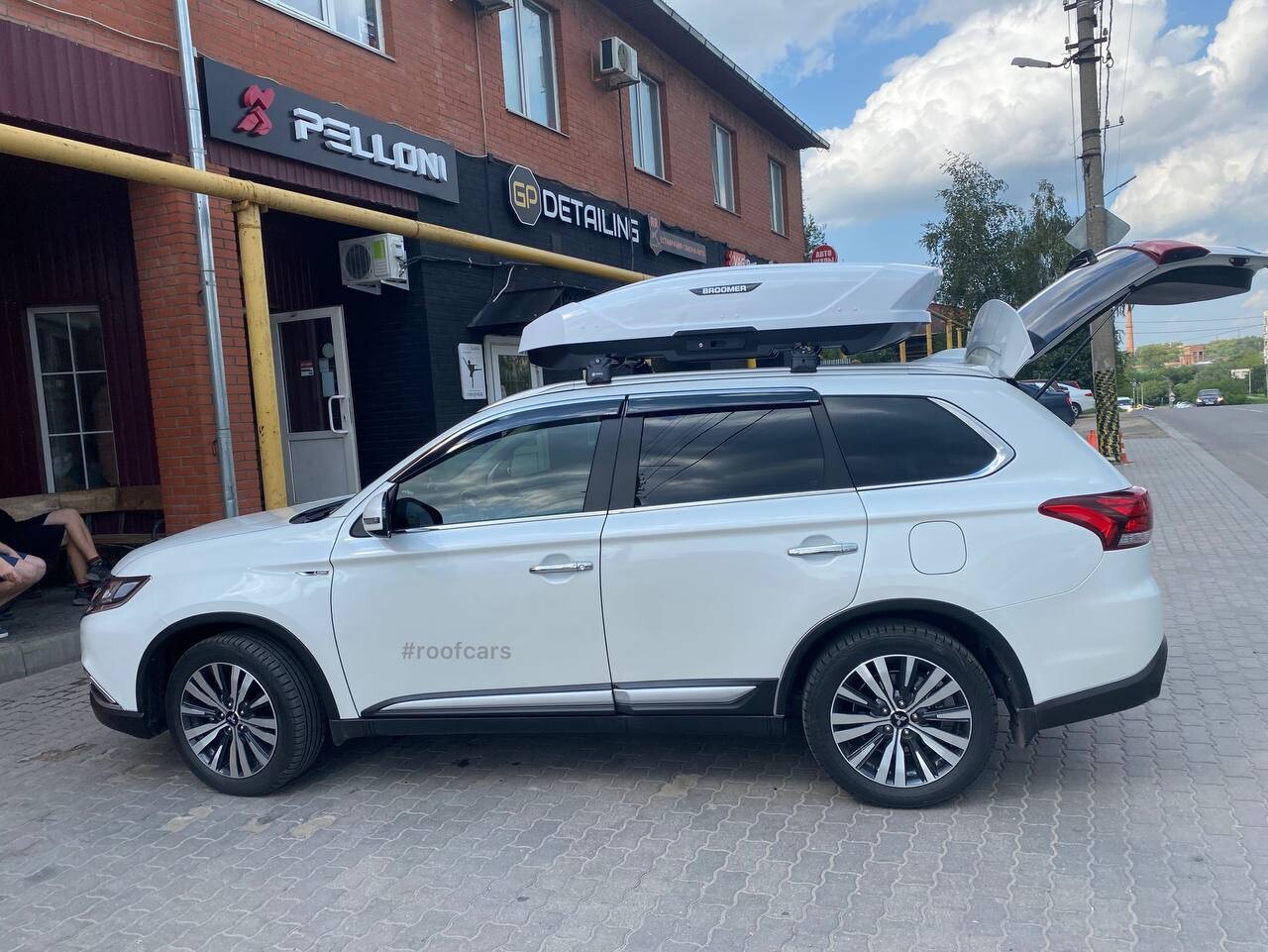 Установка багажника и автобокса 430л на Mitsubishi Outlander 3 в Туле – вид сбоку