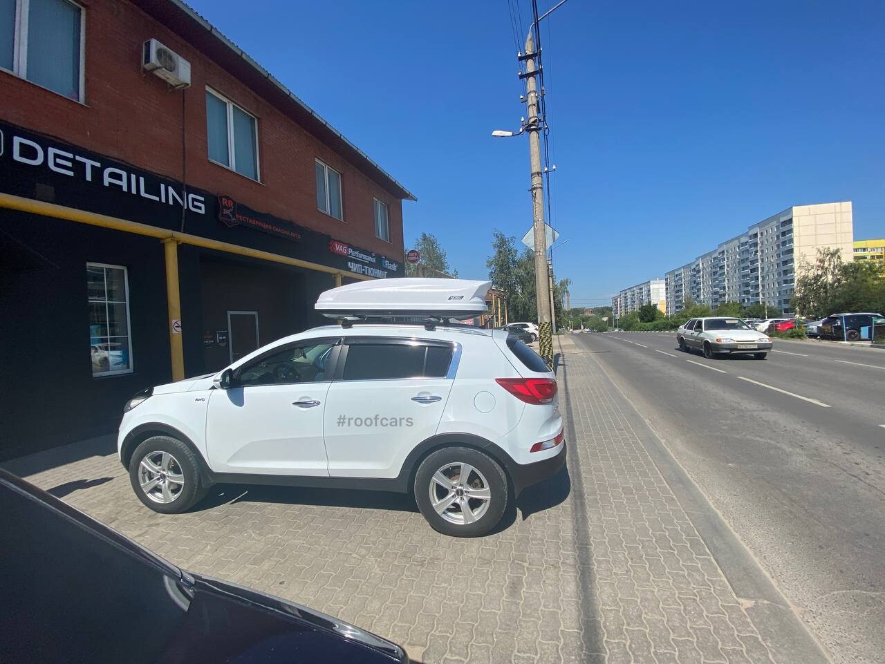 Установка багажника и автобокса 430л на Kia Sportage 3 в Туле – вид сбоку