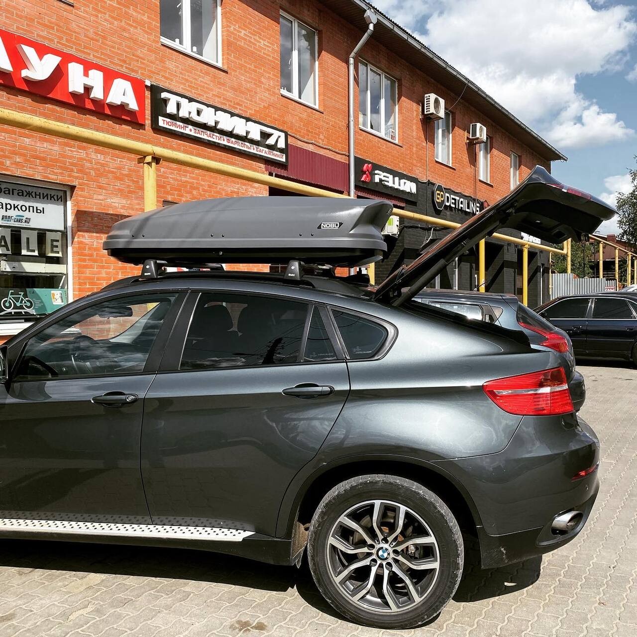 Установка автобокса 430л на BMW X6 E71 в Туле – вид сбоку