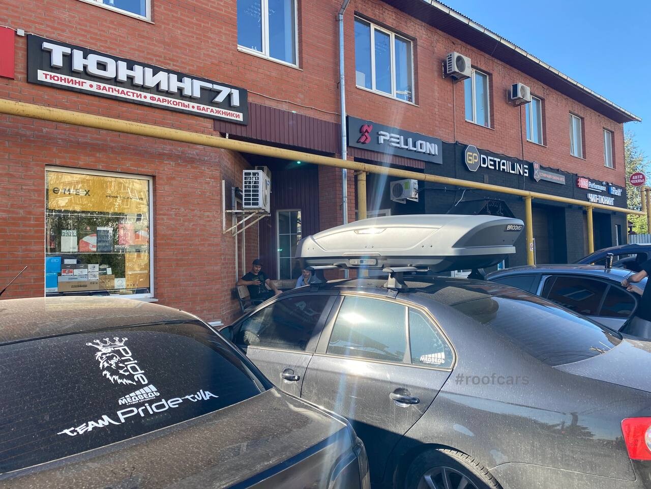 Установка багажника и автобокса 430л на VW Jetta в Туле – вид сбоку