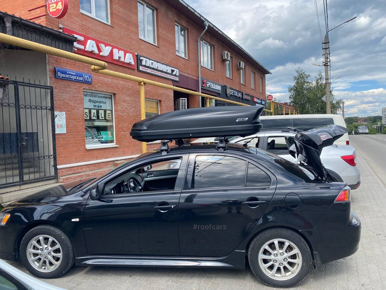 Установка багажника и автобокса 430л на Mitsubishi Lancer X в Туле – вид сбоку