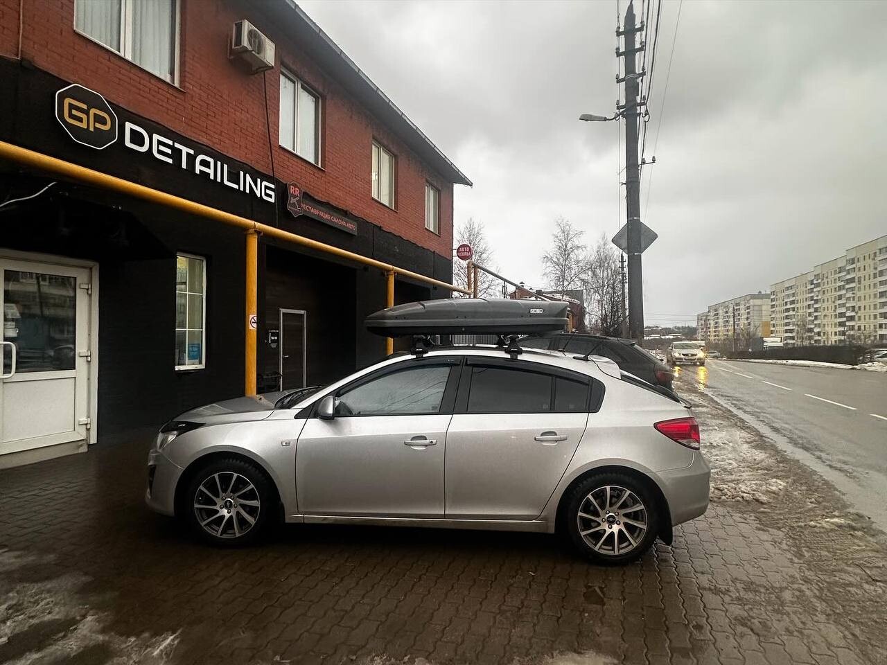 Установка багажника и автобокса Nobu Cross 380л на Chevrolet Cruze в Туле – вид сбоку