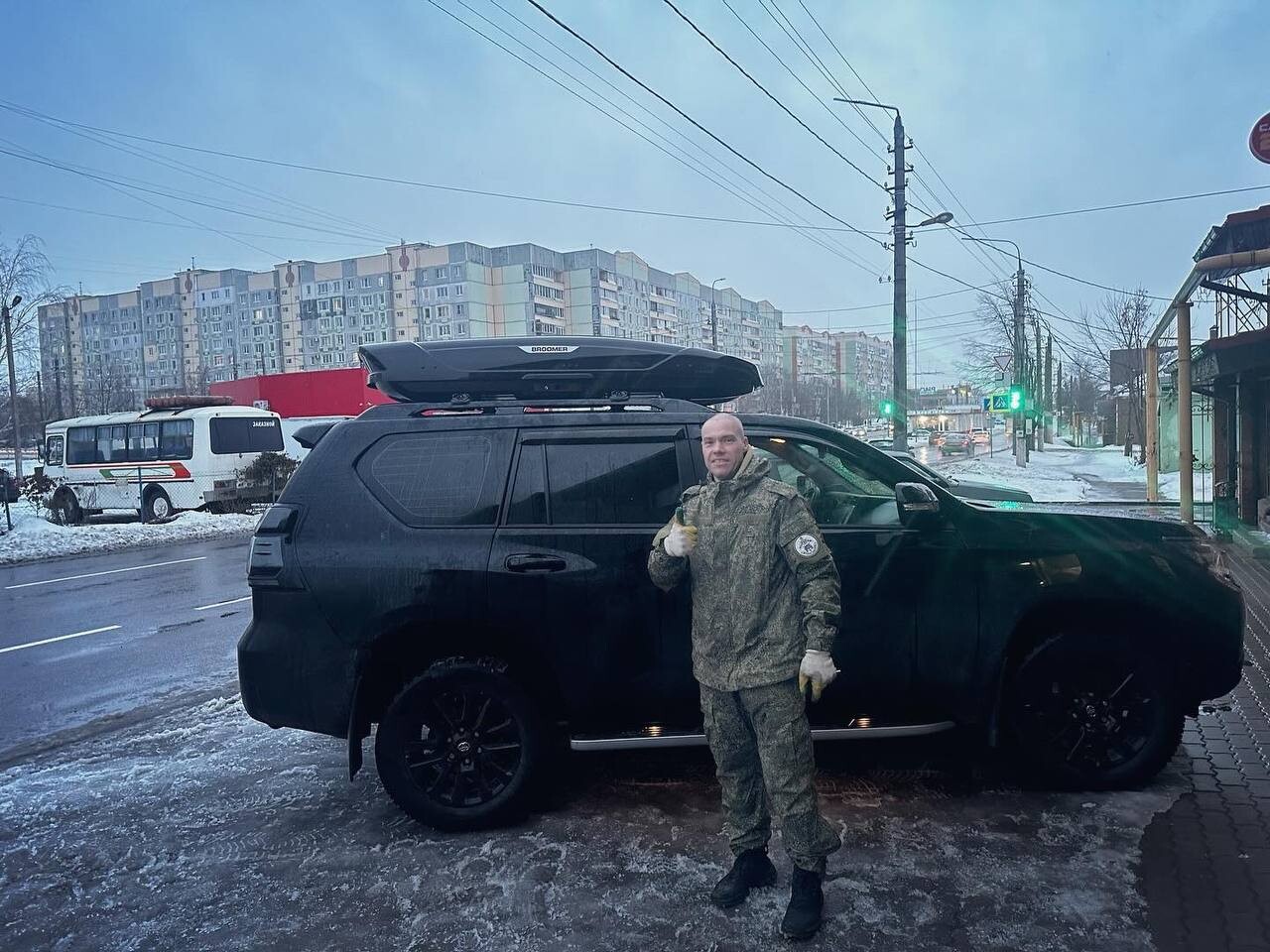 Установка багажника и автобокса Broomer LS на Toyota Prado 150 в Туле – вид сбоку