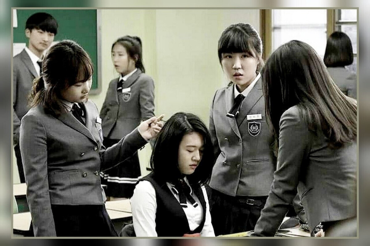 Фильмы девушка могила 2014. Дорама издеваются в школе. Мать в гневе дорама. Дорамы где издеваются в школе. Корейская дорама про школу.
