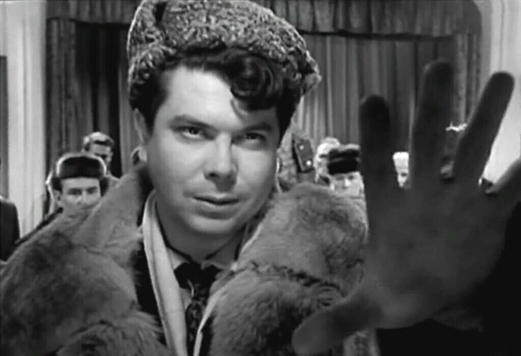 Вот смотрю я... на "удивительно одиозное" лицо 27-летнего артиста ...