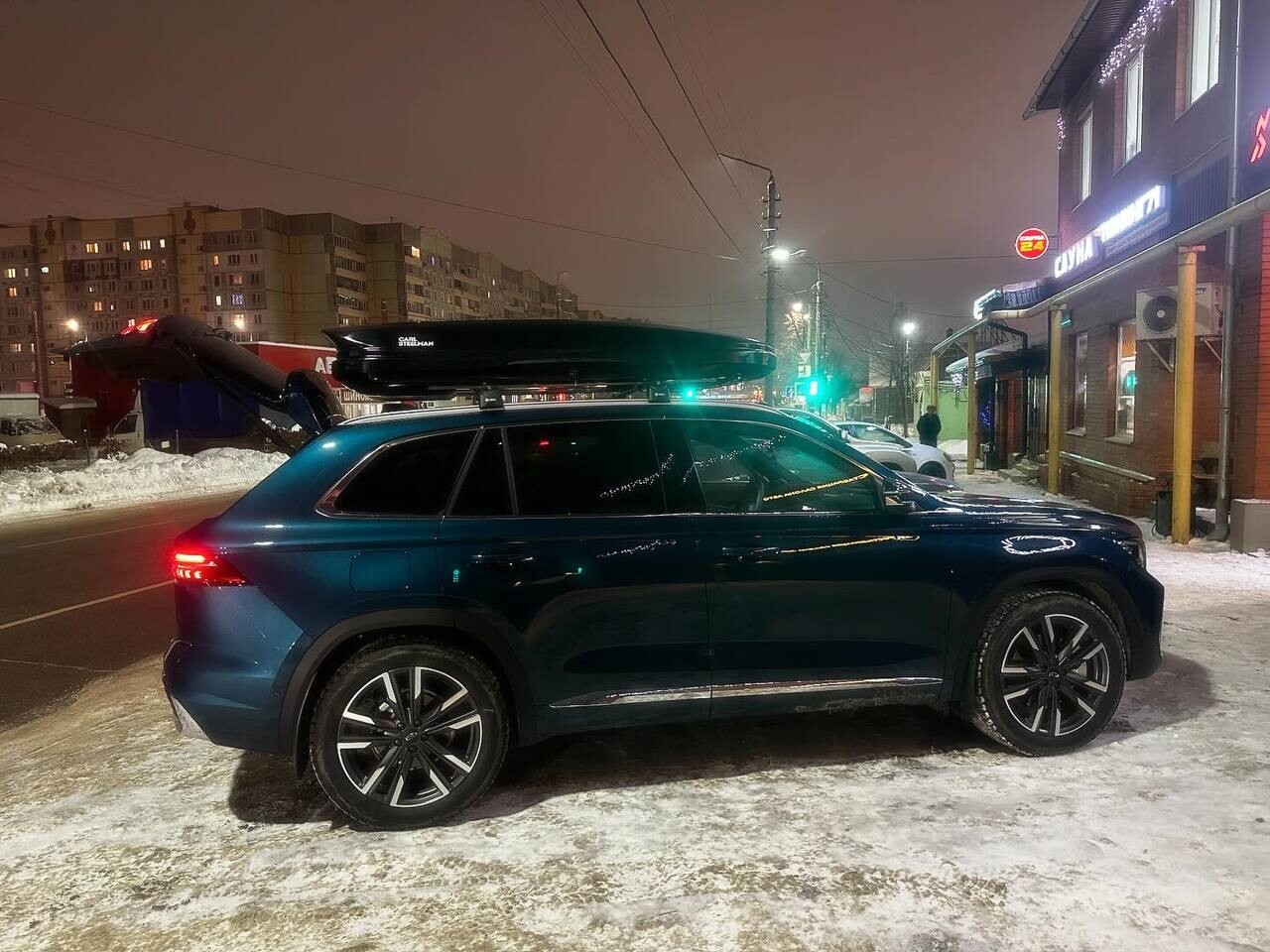 Установка багажника и автобокса 540л на Geely Monjaro в Туле – вид сбоку