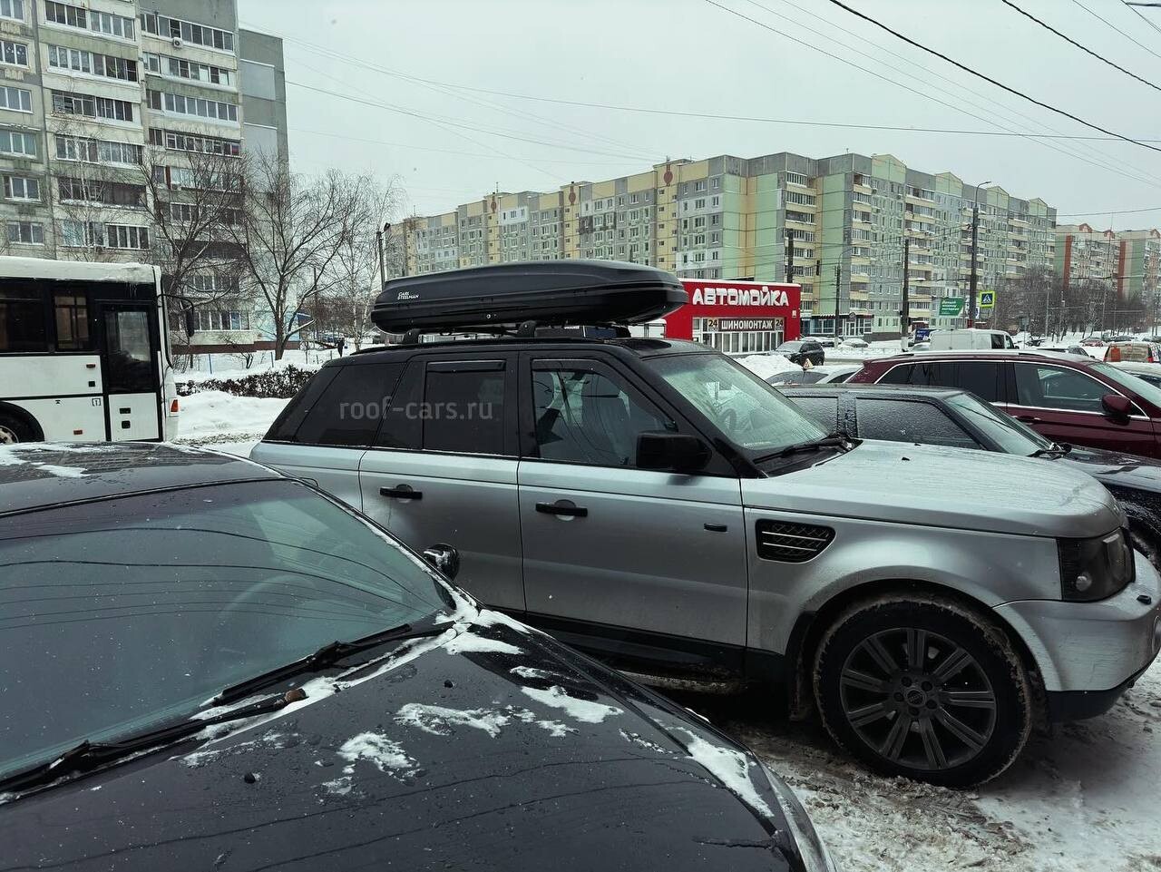 Установка автобокса Carl Steelman Classic 470л на Range Rover в Туле – вид сбоку