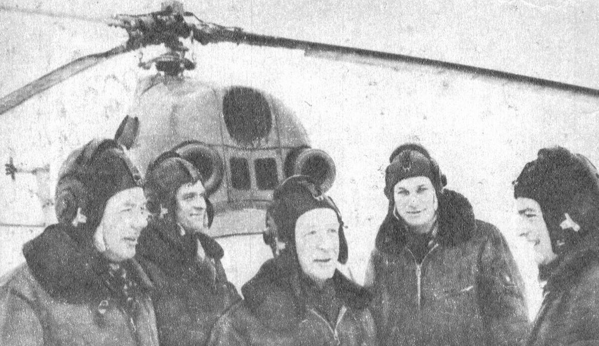 «В Тушино»  Центральный аэроклуб СССР имени В.П. Чкалова в 1985 году отмечал свой полувековой юбилей. На снимке те, кто обучал юношей и девушек полетам на вертолете (слева направо): А. Ивановский, А.