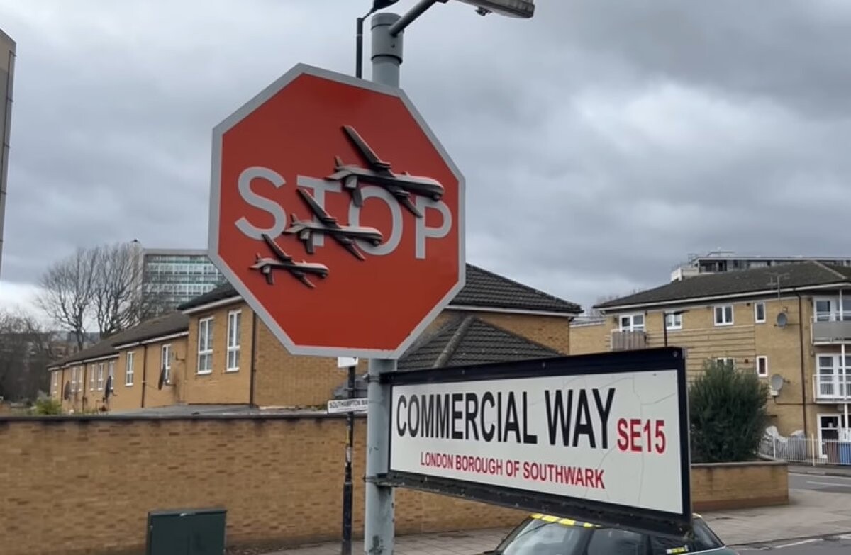 Новую работу Бэнкси украли через час после подтверждения авторства Дорожный знак STOP в Лондоне, который одновременно представлял собой новую инсталляцию известного уличного художника Бэнкси, украли