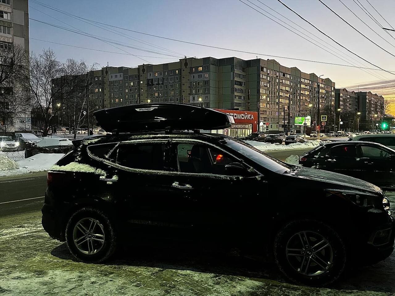 Установка багажника и автобокса Broomer XL на Hyundai Santa Fe в Туле – вид сбоку