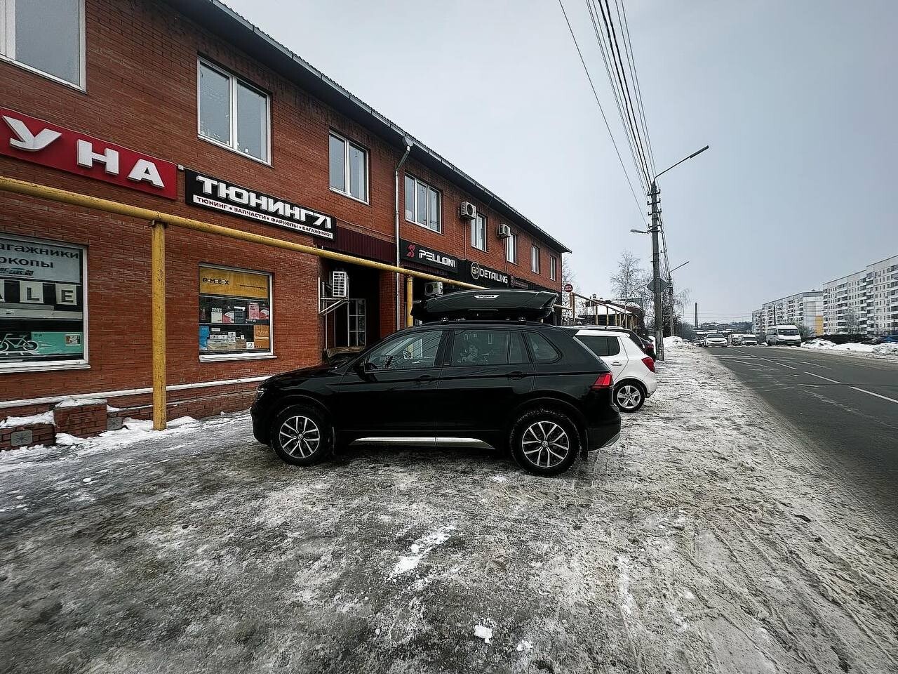 Установка багажника и автобокса Broomer L на VW Tiguan 2 в Туле – вид сбоку