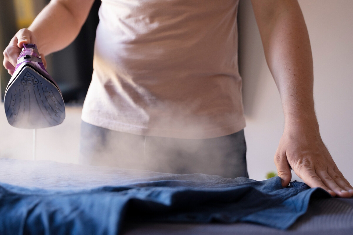 Как вывести пятно от утюга на одежде. Подпалины от утюга. След от утюга на одежде. Пятно от утюга. Пятна на одежде.