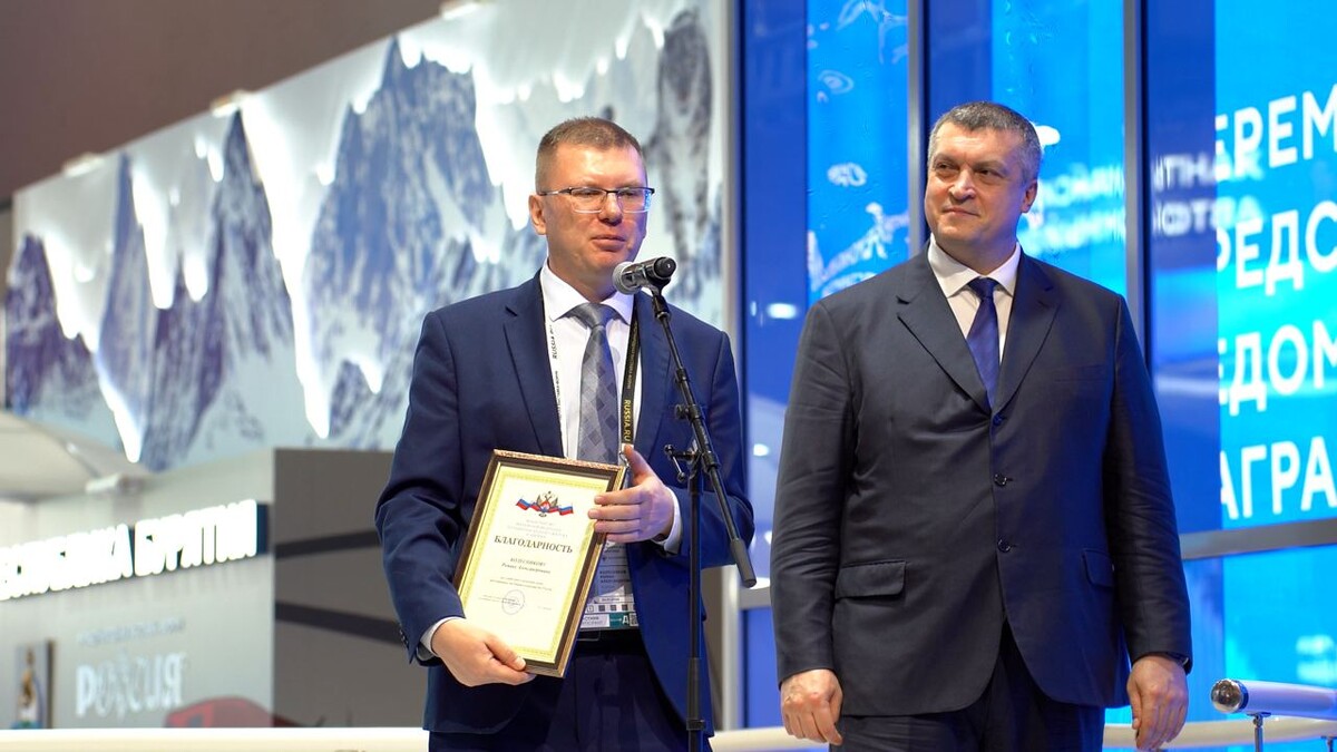 российские исследователи антарктиды. исследователи арктики. экспедиция в арктику. Russia and china in arctic. полярная станция северный полюс 1.