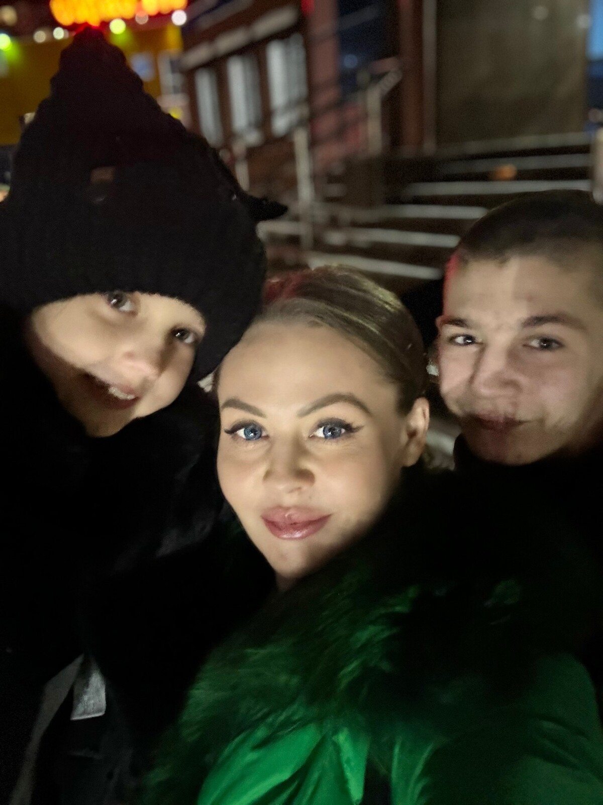 Когда нибудь была мамой. Мама и ребенок иллюстрация. Объятия мамы и дочки. Когда нибудь была мамой. Афоризмы про зеркало.