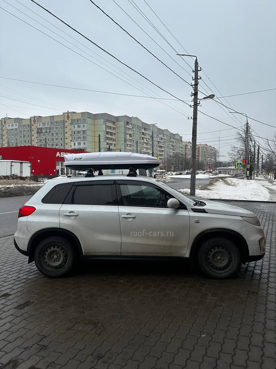 Установка багажника и автобокса Nobu Cross 380л на Suzuki Vitara 2020+ в Туле – вид сбоку